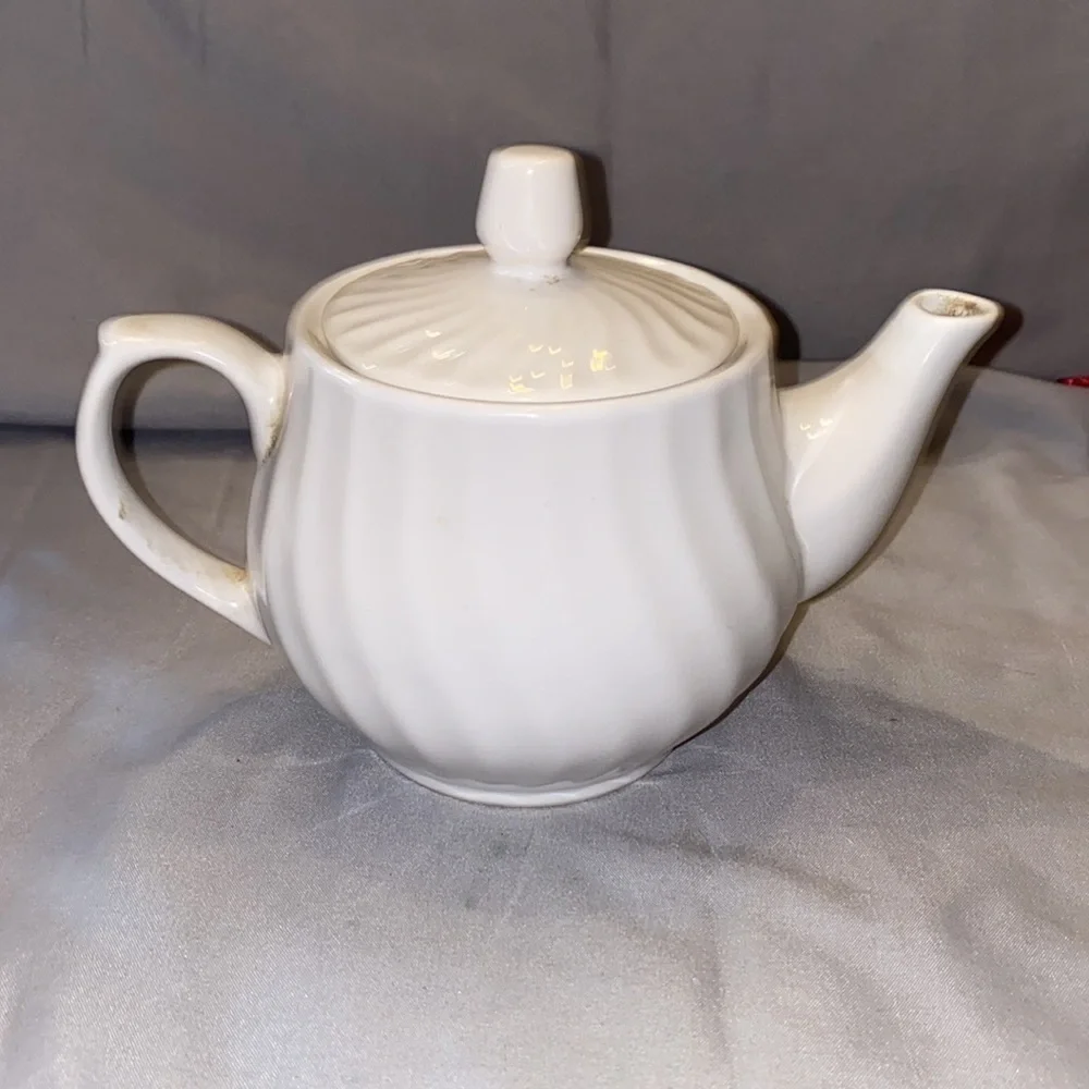Bx47 Royal Norfolk white teapot